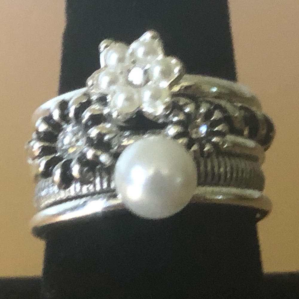 Avon White Chic Stackable Ring Set